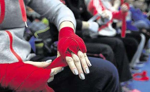 Boxeadora profesional vendándose la mano antes de un combarte.  EPA