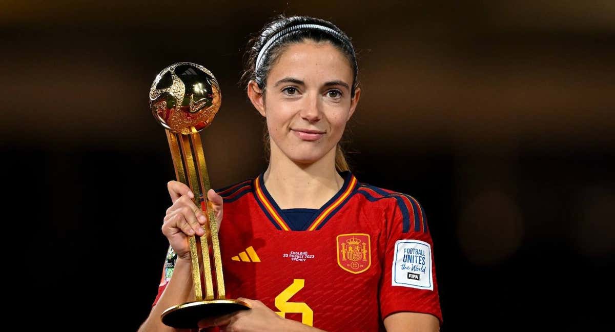 Aitana Bonmatí con el premio de MVP del pasado Mundial. /Getty