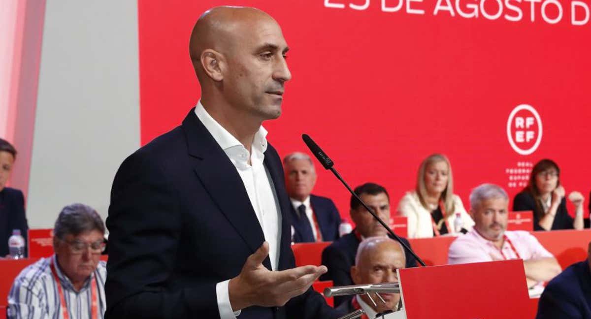 El ex presidente de la Real Federación Española de Fútbol (RFEF), Luis Rubiales, en la rueda de prensa de la Asamblea General Extraordinaria del 25 de agosto de 2023. /Europa Press