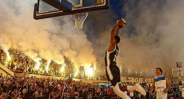La historia tras el vídeo que ha convertido en héroes de Belgrado a los jugadores del Fuenlabrada