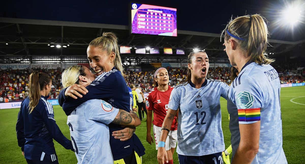 Mapi León, Lola Gallardo, Patri Guijarro e Irene Paredes se abrazan tras ganar a Dinamarca en la pasada Eurocopa.  /Getty