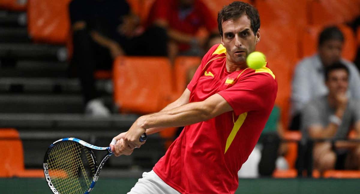 Albert Ramos, durante su partido ante Djere en la Copa Davis. /JOSE JORDAN / AFP