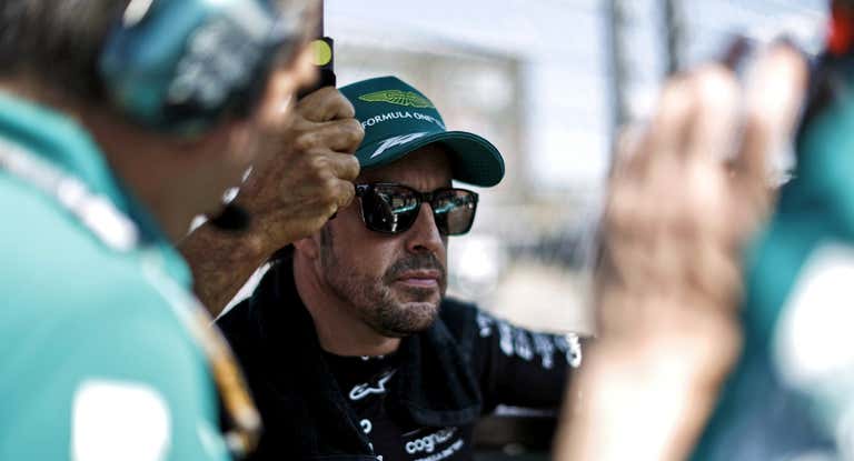 Fernando Alonso mira al infinito durante un Gran Premio de la F1 2023.