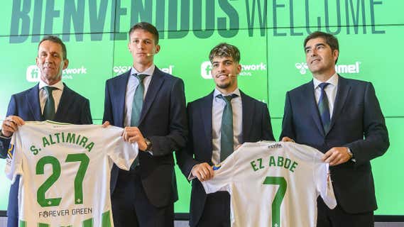 El presidente, Ángel Haro, posa junto a Ramón Planes, Altimira y Abde./EFE