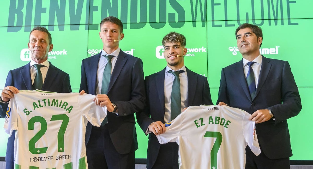 El presidente, Ángel Haro, posa junto a Ramón Planes, Altimira y Abde.