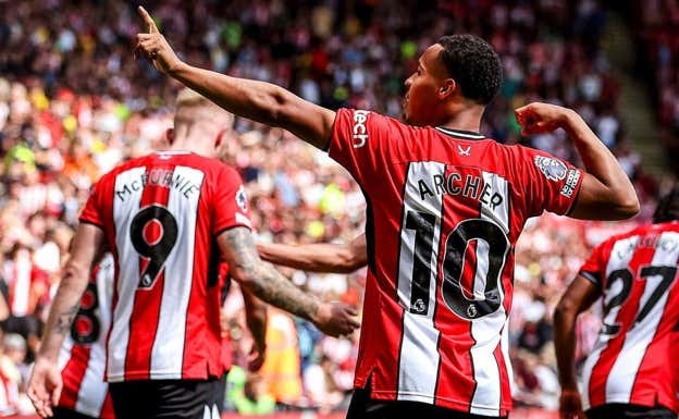 Archer celebra un gol con el Sheffield.  @sheffieldunited