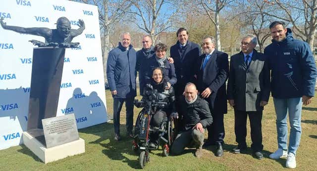 Una medalla fundida en el mármol: Teresa Perales inaugura su estatua en Zaragoza