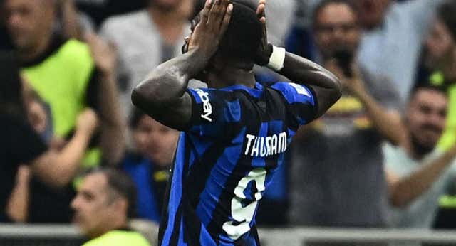 Manotazo del Inter en el derbi  de Milán