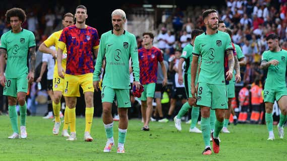 Witsel, Oblak, Grbic, Griezmann, Riquelme, Saúl y Mario Hermoso, tras la derrota en Mestalla. /AFP