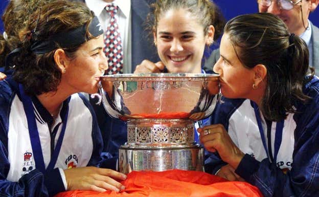 Arantxa y Conchita besa la Copa Fed conquistada en el año 1998 en Suiza. AP PHOTO/Lionel Cironneau