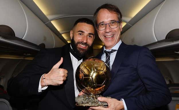 Muro posa con Benzema y su Balón de Oro.  INSTAGRAM