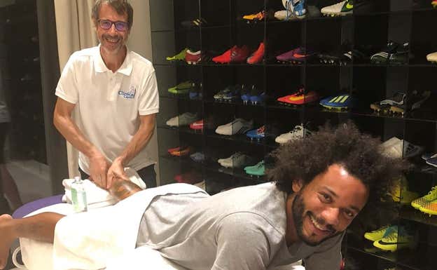 Juan Muro tratando a Marcelo.  INSTAGRAM