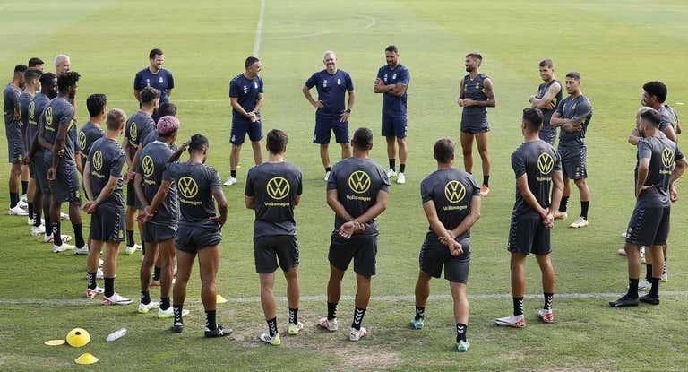 La plantilla de Las Palmas, en corro antes del entrenamiento de este viernes.