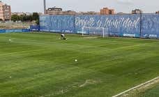 El Barça debuta con victoria en un campo pasado por agua