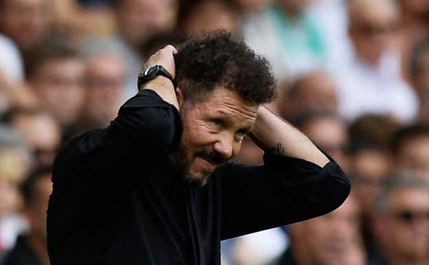 Simeone se llevó las manos a la cabeza en Mestalla con los goles del Valencia. REUTERS