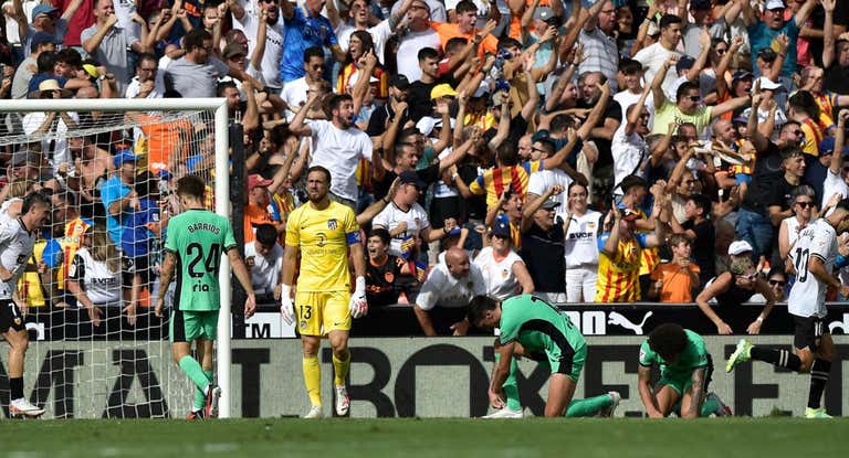 Barrios, Oblak, Savic y Witsel, hundidos tras uno de los goles anotados por Hugo Duro.