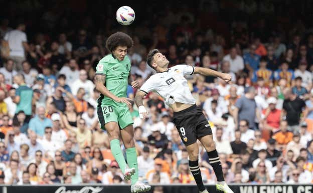 Hugo Duro ganó los duelos a Witsel.  AFP