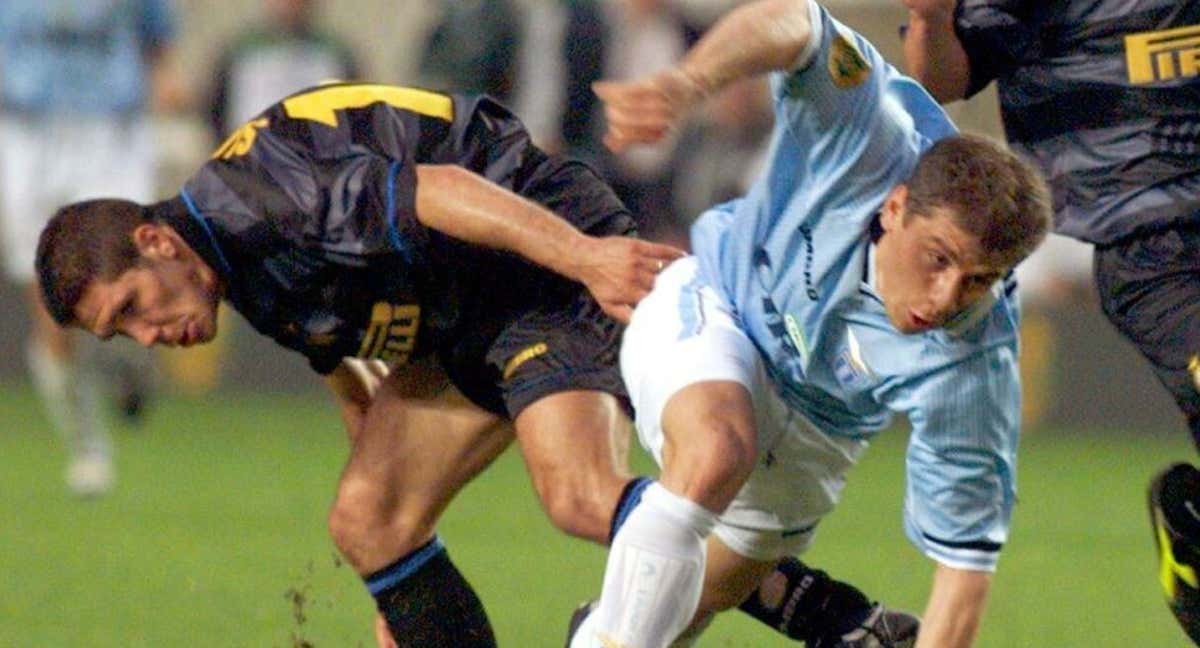 Simeone, con el Inter, y Jugovic, con la Lazio, en la final de la Copa de la UEFA de 1998. /EFE