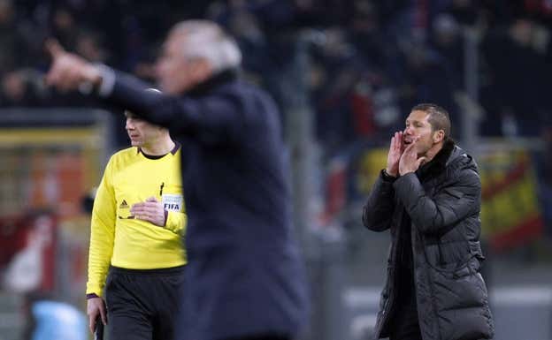 Simeone, en el Olímpico de Roma, en su primer partido como entrenador del Atlético en Europa, el 16 de febrero de 2012. EFE