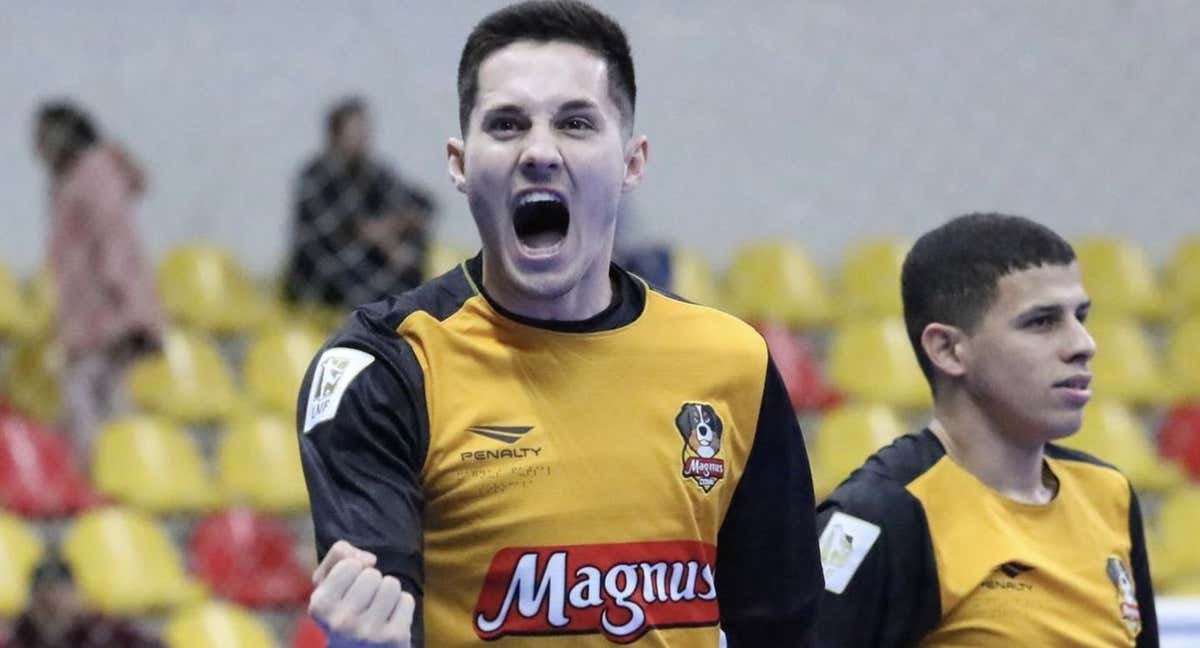Ernesto celebra un gol con el Magnus Futsal en la Liga de Brasil. /GUILHERME MANSUETO