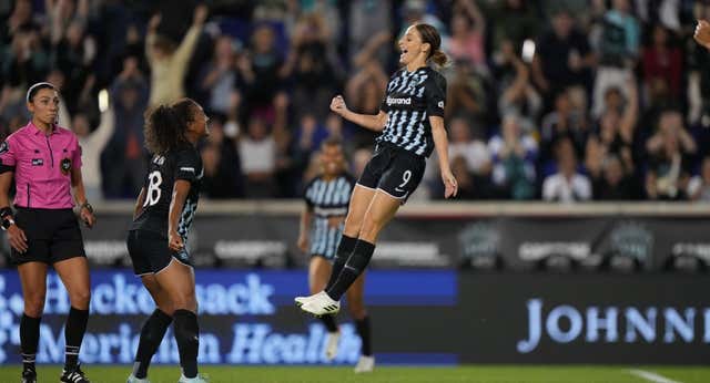 Esther González celebra su primera titularidad con un doblete y poniendo a la grada del Red Bull Arena en pie