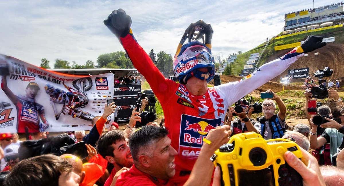 Jorge Prado tras convertirse en Campeón del Mundo de MXGP. /EFE