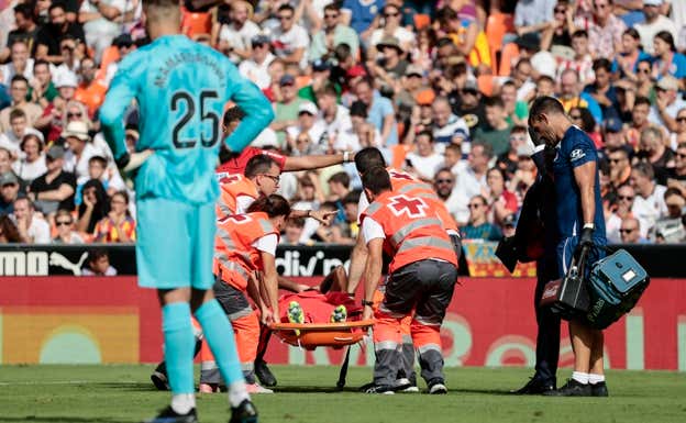 Lemar saliendo del campo en camilla. EFE