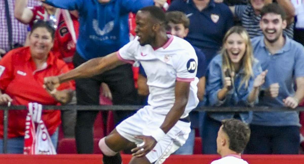 Lukebakio celebra su gol con el Sevilla.
