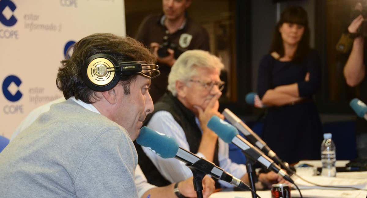 Paco González y Pepe Domingo Castaño, de fondo./Europa Press