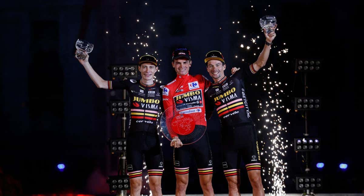 Kuss, campeón de la Vuelta, escoltado por Vingegaard y Roglic. /AFP