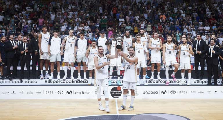 Rudy Fernández y Llull levantan la Supercopa conquistada por el Real Madrid.
