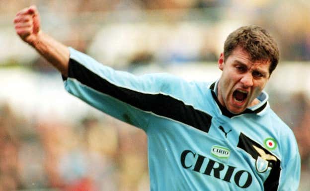 Vieri jugó 28 partidos con la Lazio en la 98-99 y marcó 14 goles.  EFE