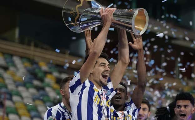 Diogo Leite levantando un trofeo con el Oporto. @diogoleite4