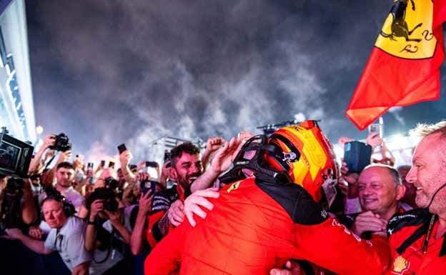 Carlos Sainz recibe la enhorabuena del equipo Ferrari en Singapur 2023.  Ferrari