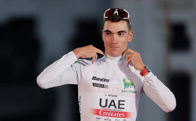 Juan Ayuso con el maillot blanco que le destaca como el mejor corredor joven de la Vuelta a España 2023. EFE