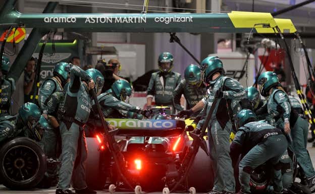 Parada en boxes de Fernando Alonso en el GP de Singapur 2023 de F1.  Aston Martin