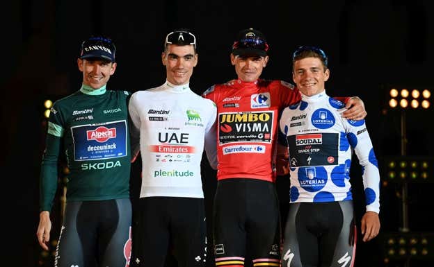Groves, Ayuso, Kuss y Evenepoel, portando sus respectivos maillots en el podio final de Madrid. GETTY