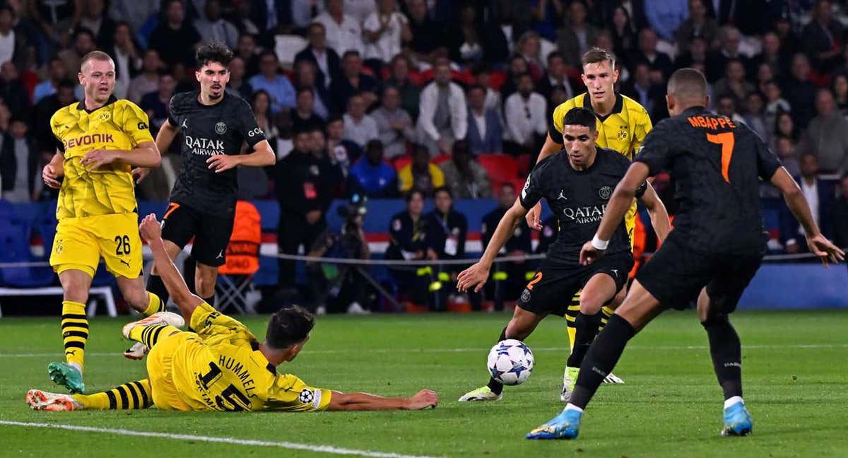 Momento en el que Hakimi marca gol para el PSG.