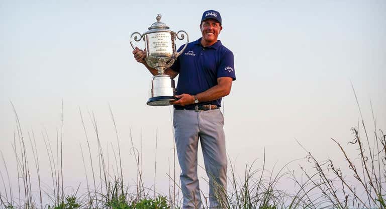 Phil Mickelson con el último trofeo conquistado.