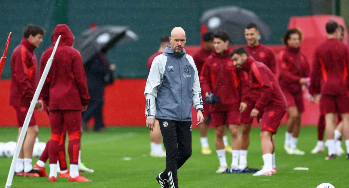 Ten Hag, serio en un entrenamiento del club antes de la Champions. /REUTERS