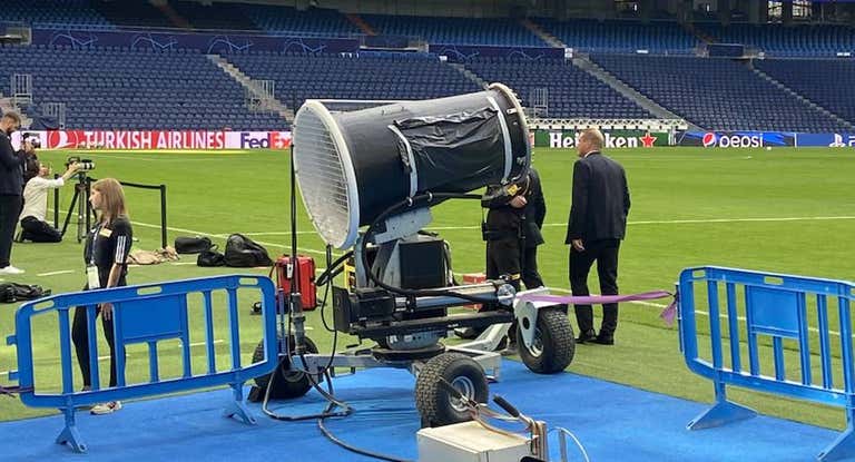 Uno de los ventiladores gigantes con los que el Real Madrid combate el polvo del Santiago Bernabéu.