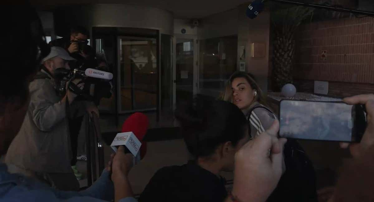 La portera del Real Madrid a su llegada al hotel de concentración de la Selección.