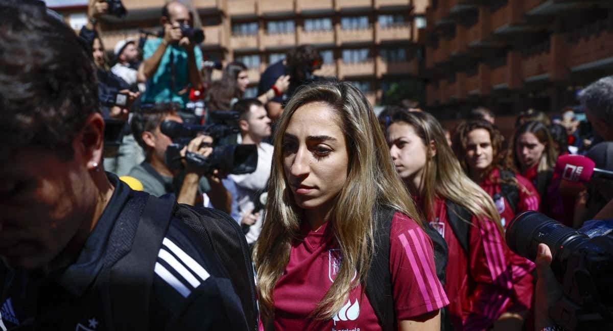 Olga Carmona y Athenea, subiéndose al bus de la selección hoy en Madrid. /Marta Caparrós