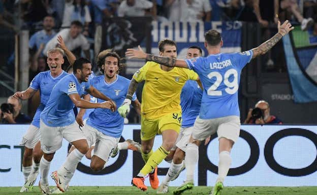 Los jugadores de Lazio no se lo creían: Provedel rescató un punto para el equipo romano. AFP