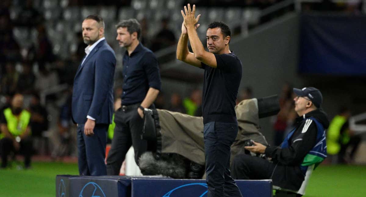 Xavi aplaude una acción ante el Antwerp./Josep LAGO / AFP