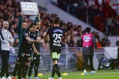 Javi Serrano se pierde el debut en Europa League... ¡por tragarse una abeja!