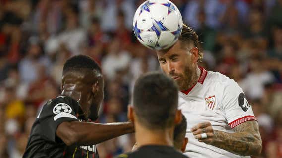 Sergio Ramos remata de cabeza ante Samed y Sotoca./EFE