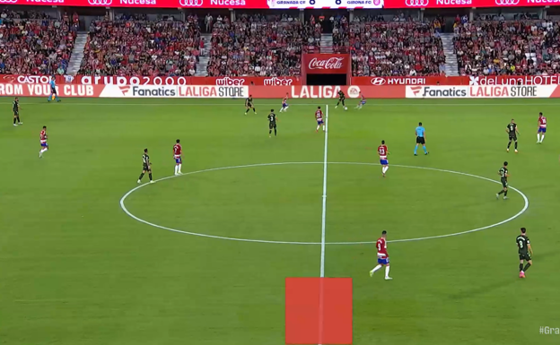 Sávio recibe en la línea del centro del campo, y aprovecha que Miguel Gutiérrez, el lateral del Girona, está dentro fijando al centrocampista del Granada para romper hacia esa zona.  WYSCOUT