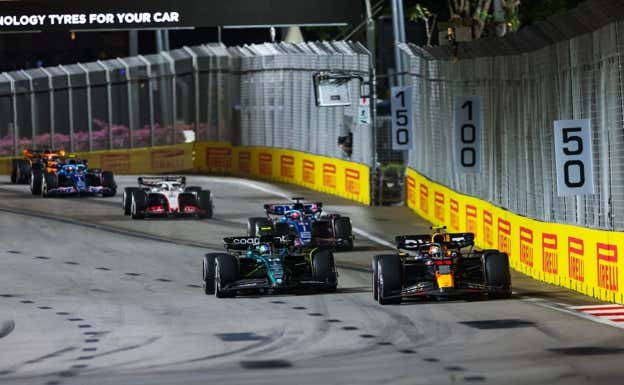 Sergio Pérez y Fernando Alonso, durante el GP de Singapur 2023 de F1.  EP