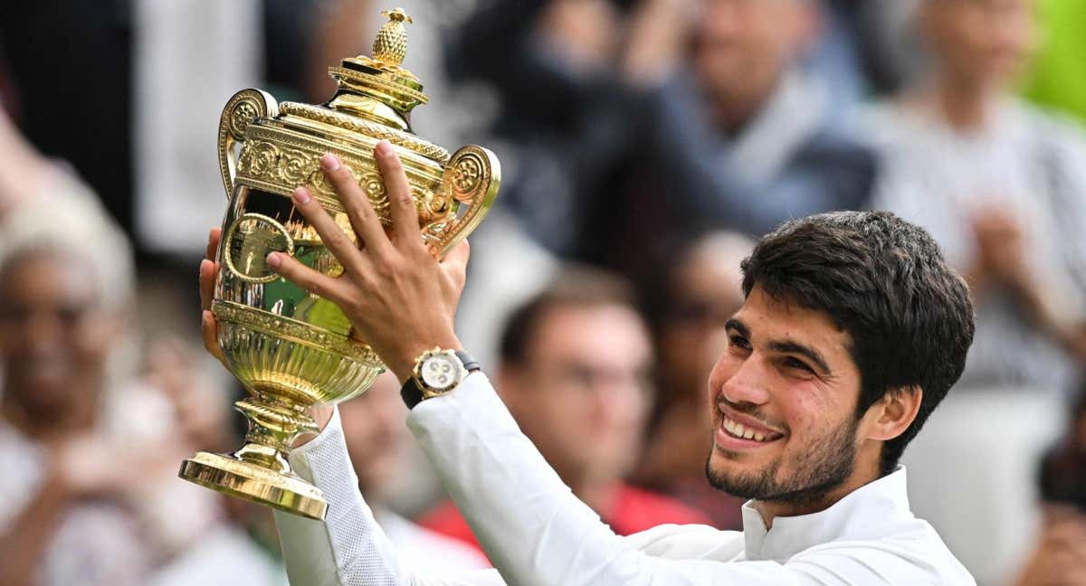 Carlos Alcaraz levanta la copa de Wimbledon./AFP